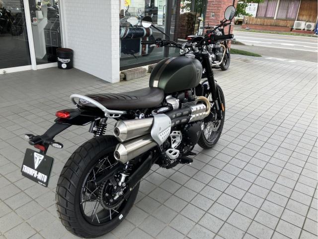 スクランブラー1200X マットカーキ サイドアップマフラー スクランブラースタイル