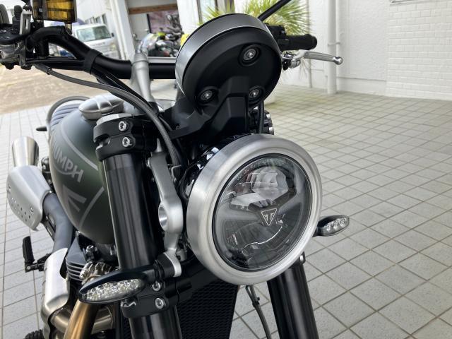 スクランブラー1200X マットカーキ サイドアップマフラー スクランブラースタイル
