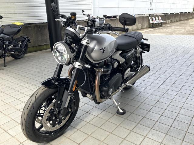 スピードツイン1200 アルミニウムシルバー 冷並列2気筒SOHC270度クランク 105PS 112Nm