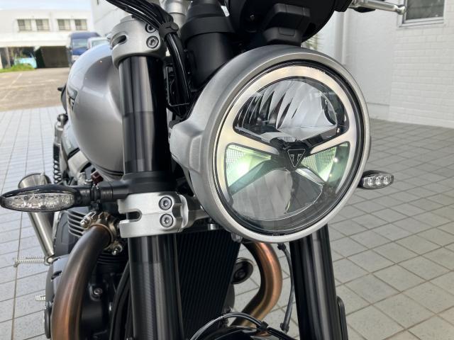 スピードツイン1200 アルミニウムシルバー 冷並列2気筒SOHC270度クランク 105PS 112Nm