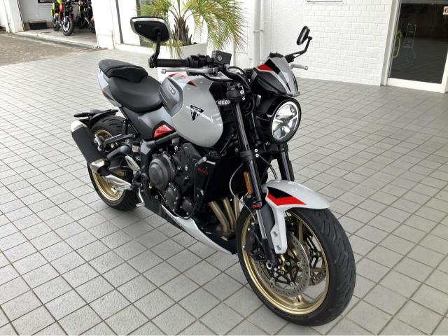 トライデント800 アッシュグレー フライスクリーン ベリーパン クルーズコントロール クイックシフター バーエンドミラー