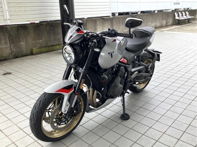 トライデント800 アッシュグレー フライスクリーン ベリーパン クルーズコントロール クイックシフター バーエンドミラー
