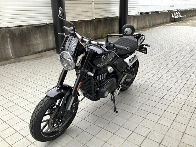 トラッカー400 ファントムブラック シングルシートカウル フライスクリーン グラブバー USB給電