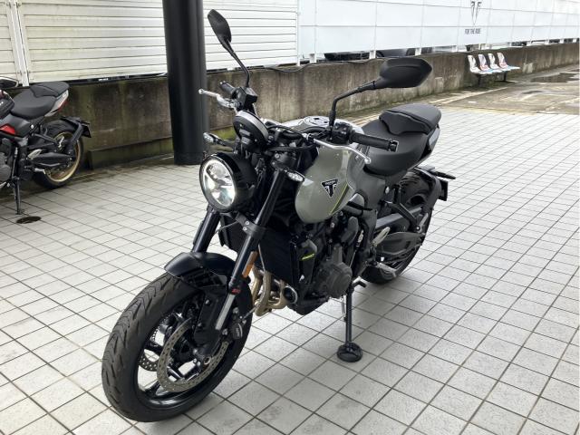トライデント660 「ストーングレー」 上下クイックシフター