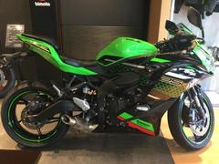 カワサキ　Ｎｉｎｊａ　ＺＸ−２５Ｒ　ＳＥ　２０２０年モデル　スモークスクリーン　エンジンスライダー　ＵＳＢ標準装備