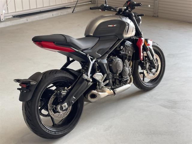 トライデント660 シルバーアイス／ディアブロレッド
