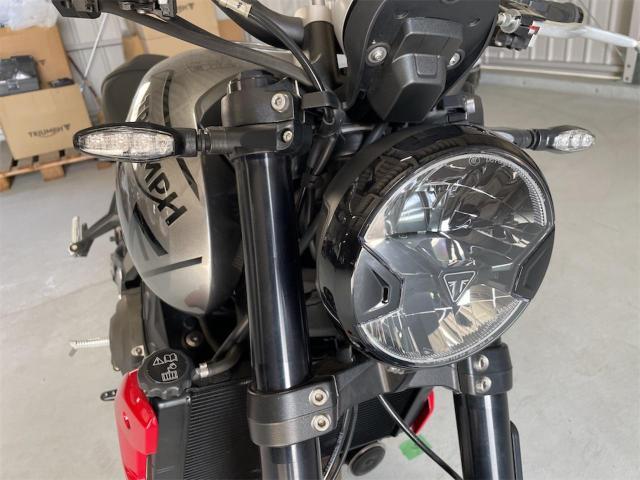 トライデント660 シルバーアイス／ディアブロレッド