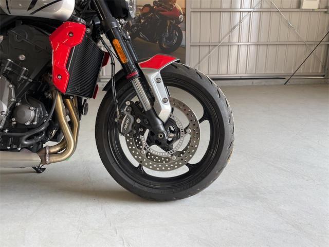 トライデント660 シルバーアイス／ディアブロレッド