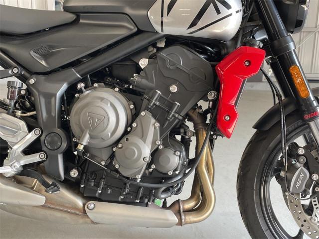 トライデント660 シルバーアイス／ディアブロレッド