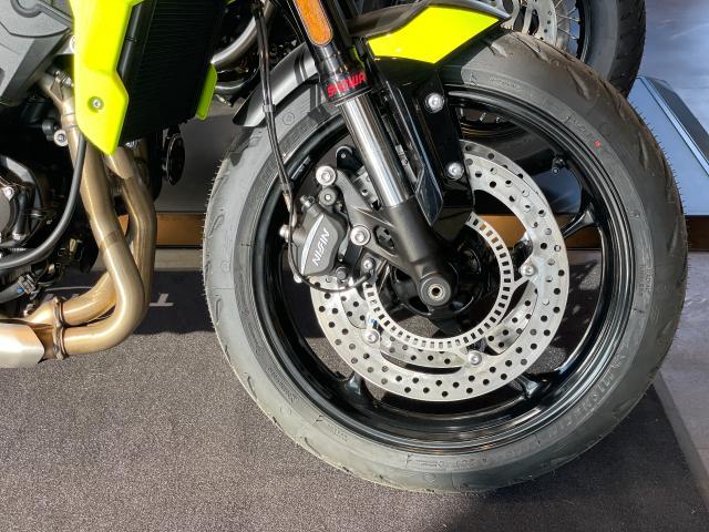 トライデント660 トライアンフレーシングイエロー クイックシフター スリップアシストクラッチ TFTディスプレイ