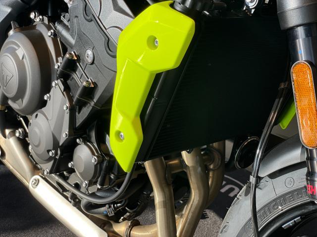 トライデント660 トライアンフレーシングイエロー クイックシフター スリップアシストクラッチ TFTディスプレイ