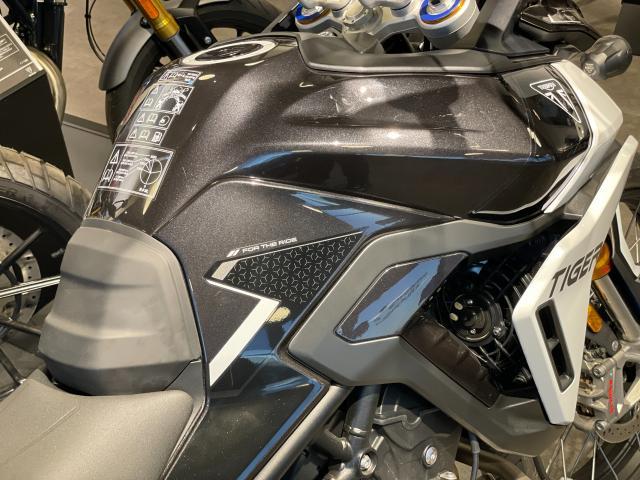 タイガー900ラリー PRO クイックシフター シートヒーター LEDライト コネクティビティ