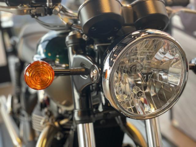 ボンネビルT100 FOXRacingRSU装着車両 ブレンボキャリパー コンペティショングリーン／アイアンストーン