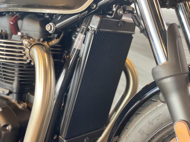 ボンネビルT100 FOXRacingRSU装着車両 ブレンボキャリパー コンペティショングリーン／アイアンストーン