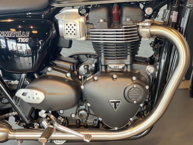 ボンネビルT100 FOXRacingRSU装着車両 ブレンボキャリパー コンペティショングリーン／アイアンストーン
