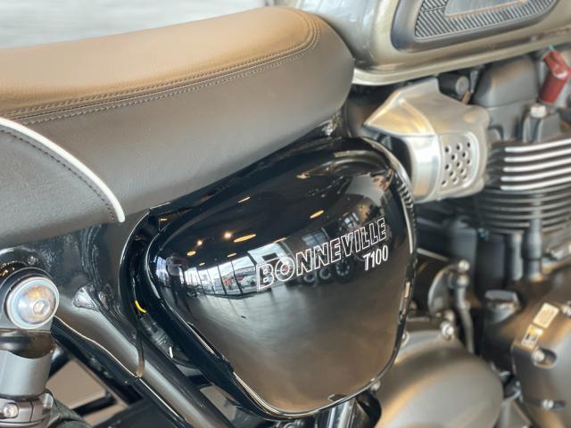 ボンネビルT100 FOXRacingRSU装着車両 ブレンボキャリパー コンペティショングリーン／アイアンストーン