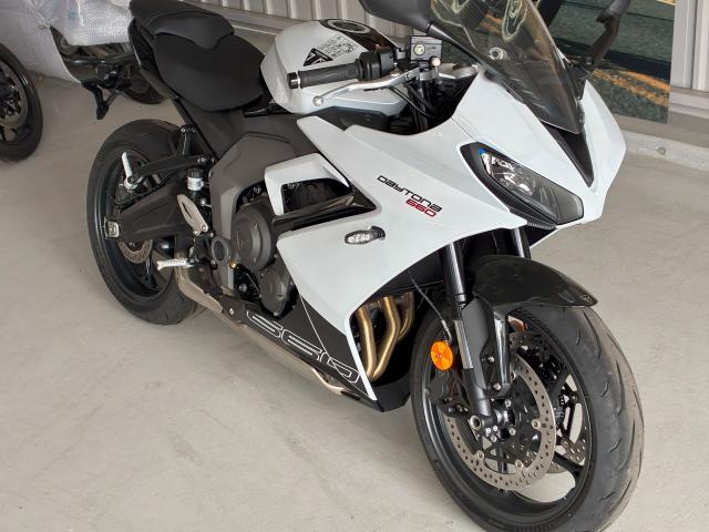 デイトナ660 シフトアシスト付 3ライディングモード シート高810mm 95PS