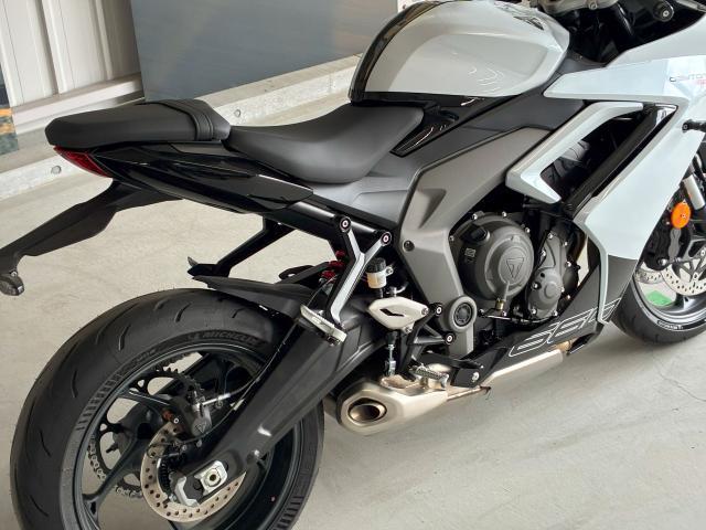 デイトナ660 シフトアシスト付 3ライディングモード シート高810mm 95PS