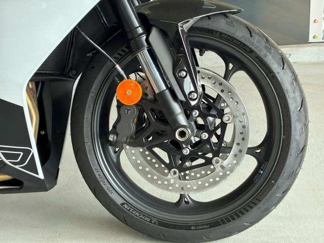 デイトナ660 シフトアシスト付 3ライディングモード シート高810mm 95PS
