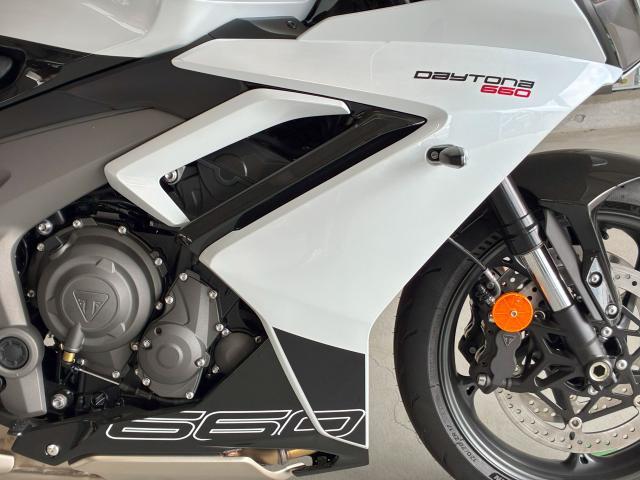 デイトナ660 シフトアシスト付 3ライディングモード シート高810mm 95PS
