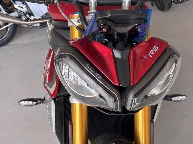 スピードトリプル1200RS 180PS 5ライディングモード クイックシフター 片持ちスイングアーム LED