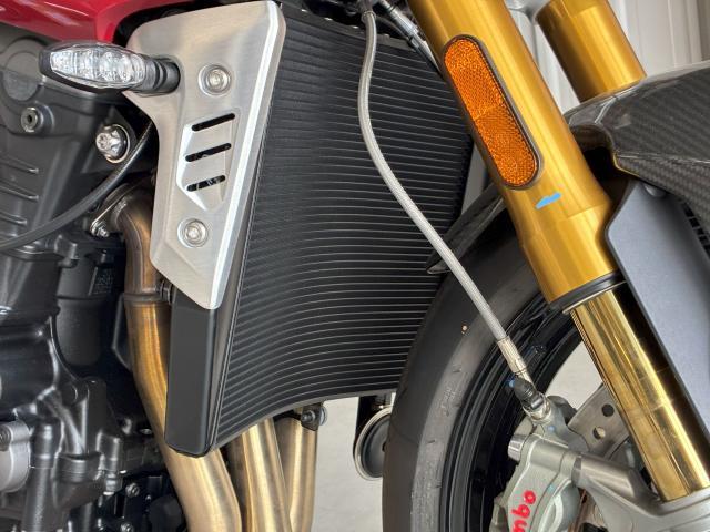 スピードトリプル1200RS 180PS 5ライディングモード クイックシフター 片持ちスイングアーム LED