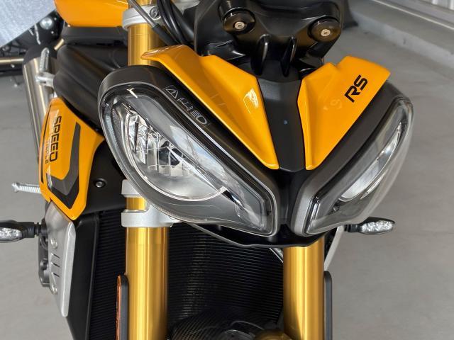 スピードトリプル1200RS 180PS 5ライディングモード クイックシフター 片持ちスイングアーム LED