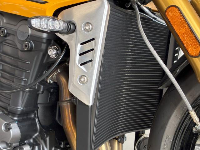 スピードトリプル1200RS 180PS 5ライディングモード クイックシフター 片持ちスイングアーム LED