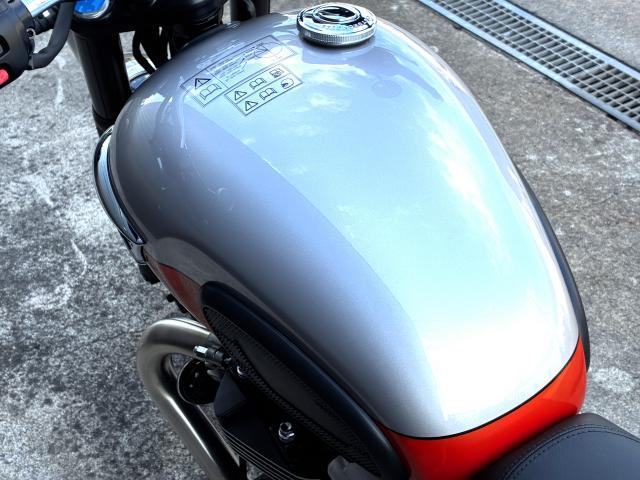 ボンネビルT100