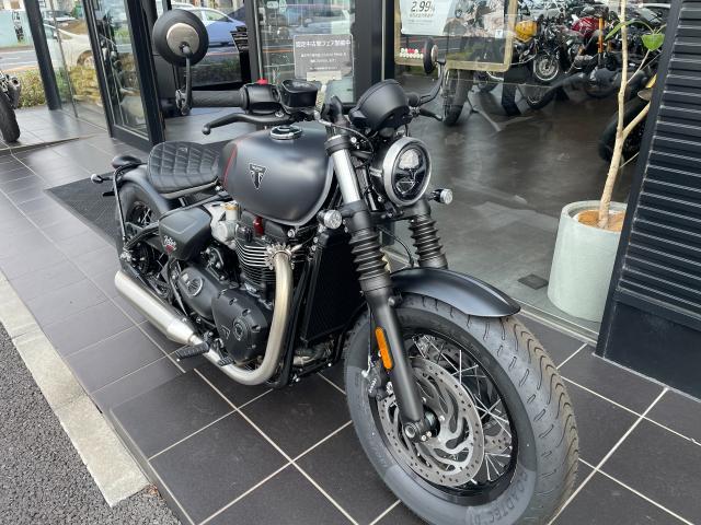 ボンネビル ボバー 登録済未使用車 認定中古車 マットブラック シルバー 純正アクセサリーシート ウィンカー エンジンカバーバッチ
