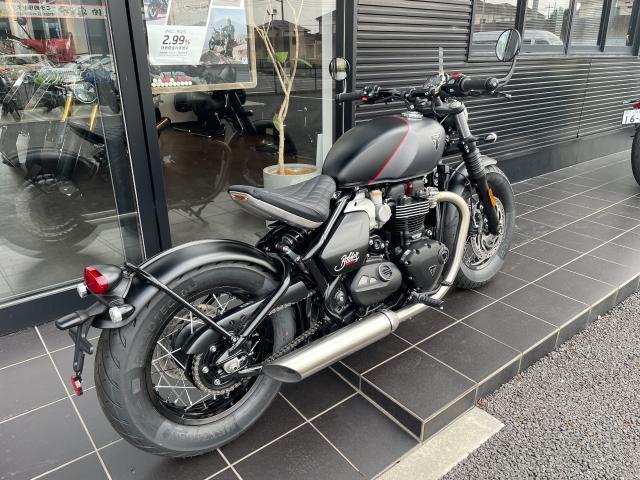 ボンネビル ボバー 登録済未使用車 認定中古車 マットブラック シルバー 純正アクセサリーシート ウィンカー エンジンカバーバッチ