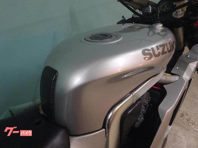 スズキ GSX－R400R 型式GK76A カーボンFフェンダー