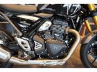 スピード400 最新モデル ファントムブラック／ストームグレイ バーエンドミラー ABS トラクションコントロール 6速