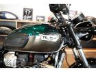 ボンネビルT100 2025年 コンペティショングリーン／アイアンストーン ブレンボキャリパー ABS トラクションコントロール