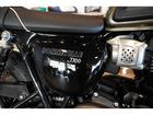 ボンネビルT100 2025年 コンペティショングリーン／アイアンストーン ブレンボキャリパー ABS トラクションコントロール