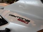 デイトナ660 スノードニアホワイト／シャンパンブラック 3気筒 ライディングモード切替 ABS トラクションコントロール