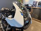 スラクストン400 パールメタリックホワイト／ストームグレー バーエンドミラー シングルシートカウル グラブバー