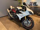 デイトナ675R クリスタルホワイト／ジェットブラック エンジンプロテクトカバー クイックシフター 前後オーリンズ ブレンボ