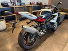 デイトナ675R クリスタルホワイト／ジェットブラック エンジンプロテクトカバー クイックシフター 前後オーリンズ ブレンボ