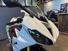 デイトナ675R クリスタルホワイト／ジェットブラック エンジンプロテクトカバー クイックシフター 前後オーリンズ ブレンボ