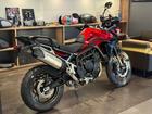 タイガー900GT カーニバルレッド／サファイアブラック シート高調整可能 グリップヒーター クルコン USB電源ソケット