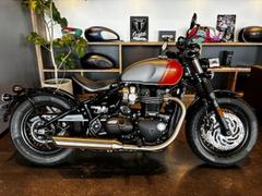 ＴＲＩＵＭＰＨ　ボンネビル　ボバー　２０２５年最新モデル　マットグラファイト／バハオレンジ　ＡＢＳ・ブレンボキャリパー・クルーズコントロール付き