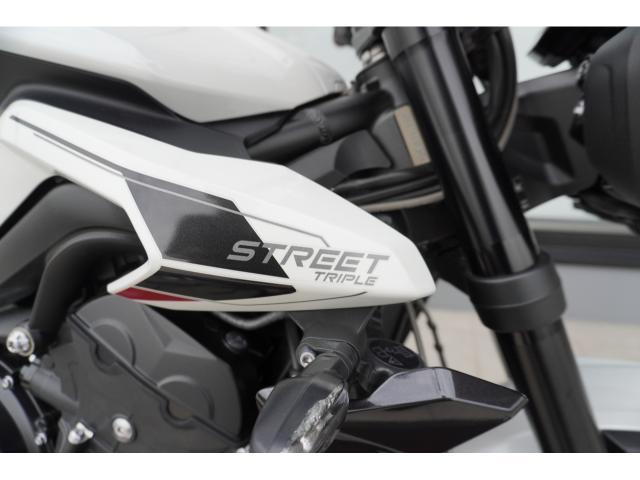 ストリートトリプルR 白 クリスタルホワイト ノーマル 倒立フォーク クイックシフター 走行モード切り替え付き