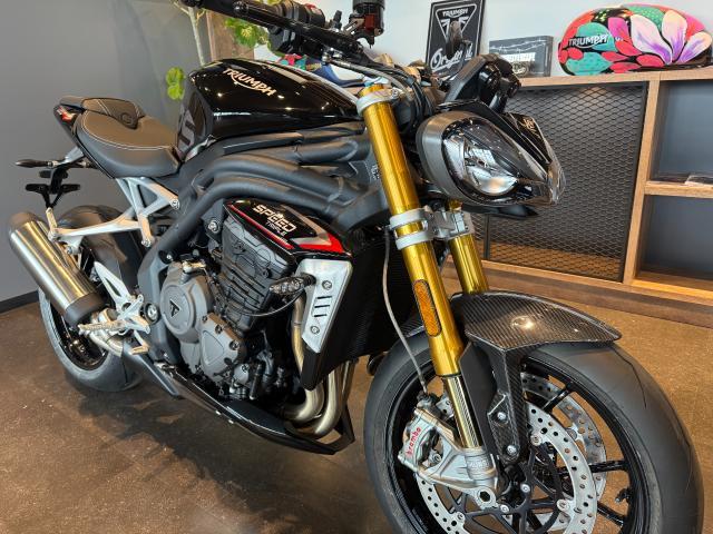 スピードトリプル1200RS オーリンズ前後サスペンション ブレンボキャリパー クイックシフター 走行モード切り替え