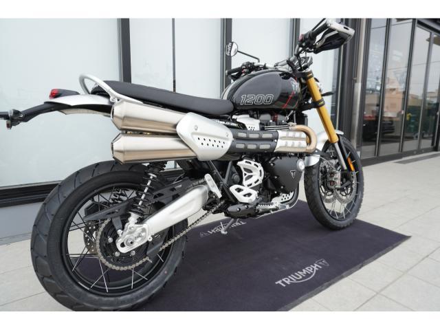 スクランブラー1200XE 2気筒エンジン ファントムブラック／ストームグレー マルゾッキショック ブレンボキャリパー