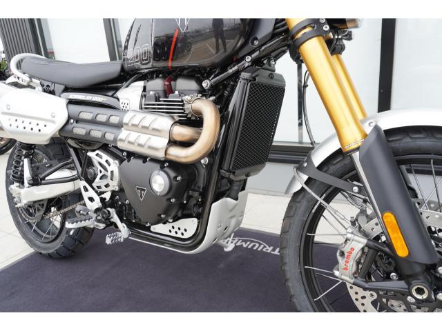 スクランブラー1200XE 2気筒エンジン ファントムブラック／ストームグレー マルゾッキショック ブレンボキャリパー