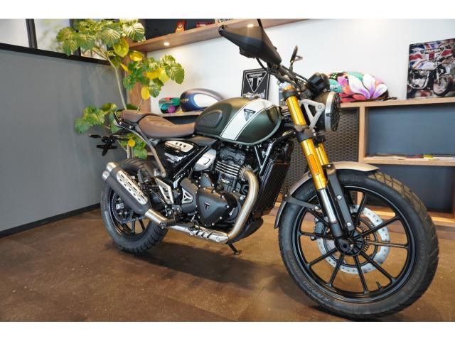 スクランブラー400X 2025年最新モデル マットカーキグリーン／フュージョンホワイト ABS トラクションコントロール