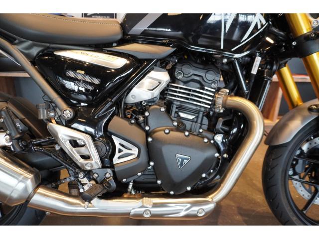 スピード400 最新モデル ファントムブラック／ストームグレイ バーエンドミラー ABS トラクションコントロール 6速