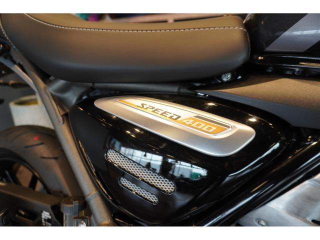 スピード400 最新モデル ファントムブラック／ストームグレイ バーエンドミラー ABS トラクションコントロール 6速