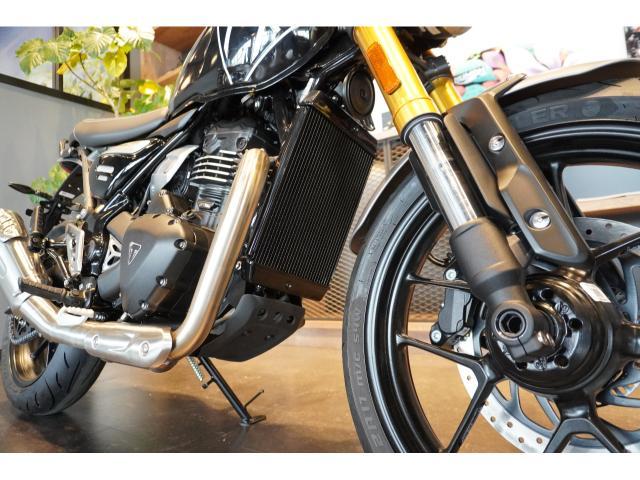 スピード400 最新モデル ファントムブラック／ストームグレイ バーエンドミラー ABS トラクションコントロール 6速